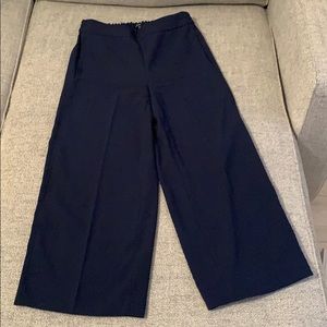 Lose cropped pants with pockets